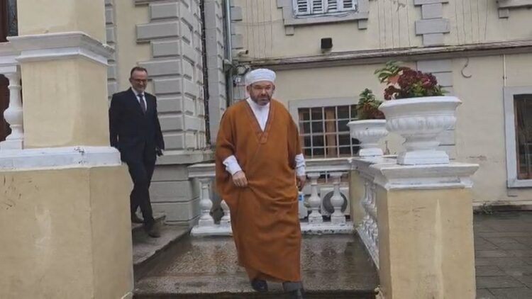 Kulla 35 katëshe/ “Nuk ka gjë të pazgjidhshme”, paqe pas takimit mes myftiut të Shkodrës dhe Benet Becit