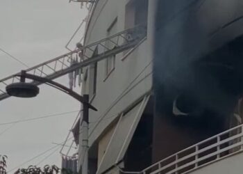 Përfshihet nga flakët apartamenti në Fier, lëndohet foshnja 2-muajshe