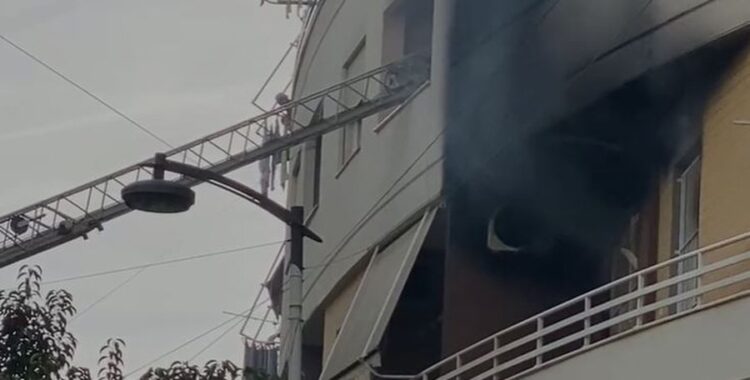 Përfshihet nga flakët apartamenti në Fier, lëndohet foshnja 2-muajshe