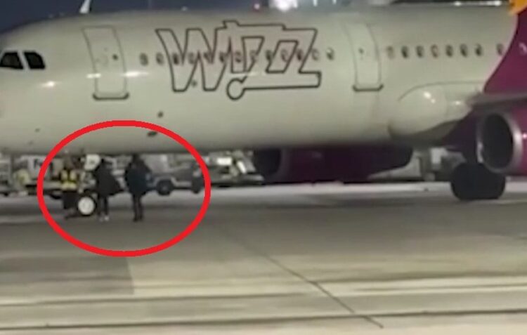 “Ndaloje avionin!” Dy pasagjerë shpërthejnë derën e sigurisë dhe vrapojnë në pistë