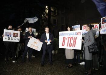 “Po i vjen radha Edi Ramës”, Agron Shehaj proteston para Kryeministrisë, ndërsa vazhdon mbledhja me Belindën