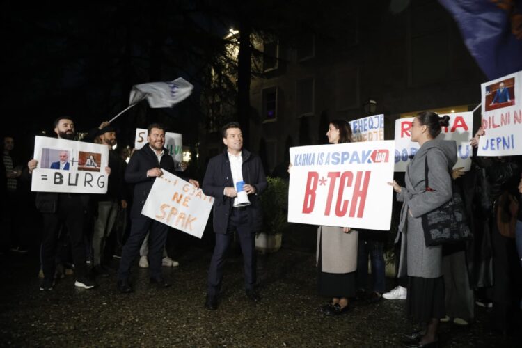“Po i vjen radha Edi Ramës”, Agron Shehaj proteston para Kryeministrisë, ndërsa vazhdon mbledhja me Belindën