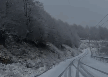 (VIDEO) Dëbora zbardh rrugën Librazhd–Fushë Studën