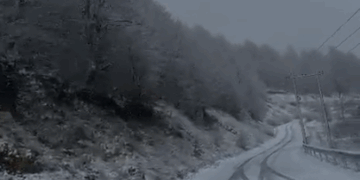 (VIDEO) Dëbora zbardh rrugën Librazhd–Fushë Studën