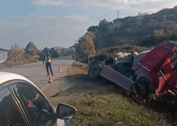 Lushnjë/ Kamionit i çahet goma në ecje, përfundon jashtë rruge! Shoferi dërgohet në spital