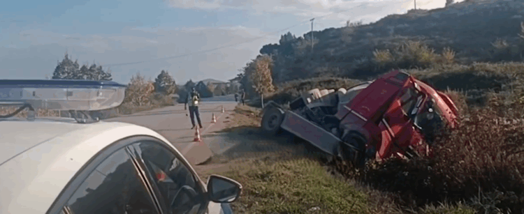 Lushnjë/ Kamionit i çahet goma në ecje, përfundon jashtë rruge! Shoferi dërgohet në spital