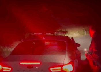 Dy të armatosur të ngujuar, policia dërgon drejt banesës vëllain e njërit prej tyre për t’i bindur të dorëzohen