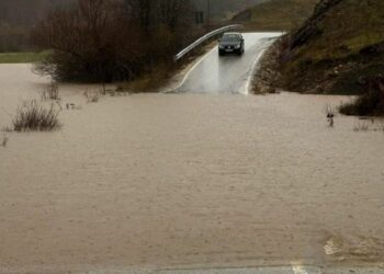 Rritet niveli i ujit në Korçë, shirat dëmtojnë disa segmente rrugore