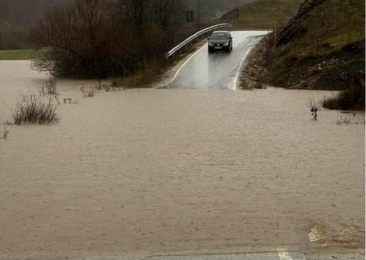 Rritet niveli i ujit në Korçë, shirat dëmtojnë disa segmente rrugore