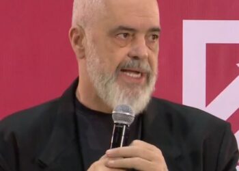 “Fiks si mbledhjet e Enverit, poshtë komunizmi”, Rama ofendon komentuesin: Idiot komplet!