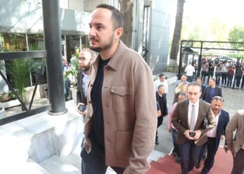 Salianji kritikon PD: Duhet të kishim ‘revoltore’, jo foltore! Tubimi është i vonuar…