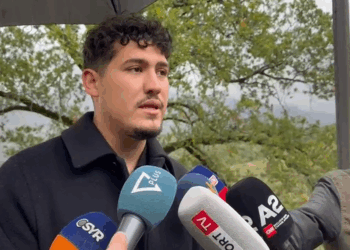 Zgjedhjet në Tepelenë, voton kandidati i pavarur: Qytetarët të dalin masivisht në votime