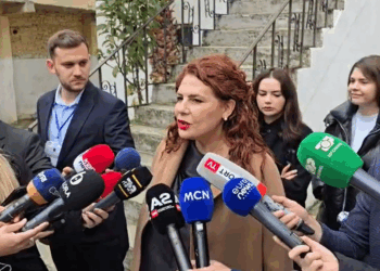 Zgjedhjet në Vlorë, voton kandidatja e PS: Uroj që qytetarët të votojnë me zemër e përgjegjësi