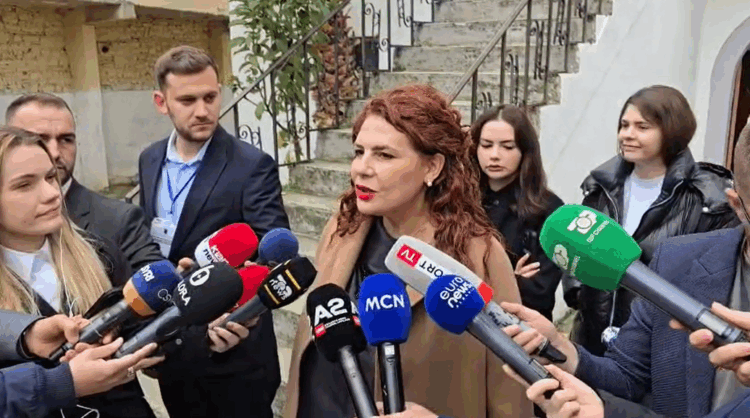 Zgjedhjet në Vlorë, voton kandidatja e PS: Uroj që qytetarët të votojnë me zemër e përgjegjësi