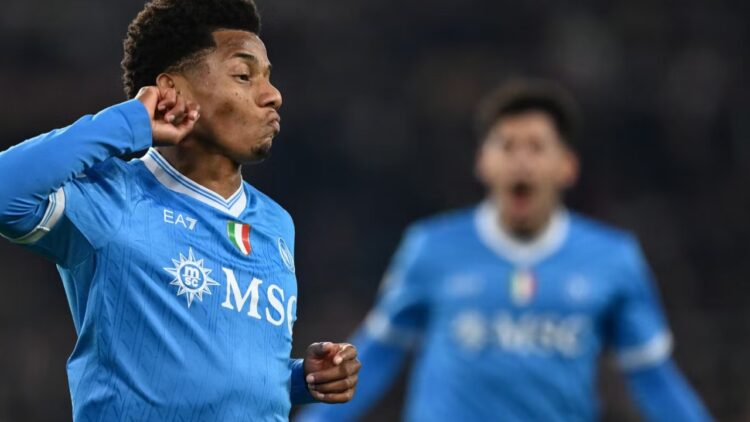 Napoli mposht Romën dhe kap Milanin në krye të Serie A