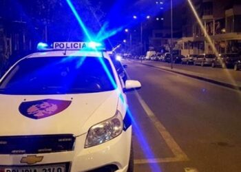 Plumba ndaj makinës në Shkodër–Hani i Hotit, shoferi del nga rruga dhe zhduket pas aksidentit