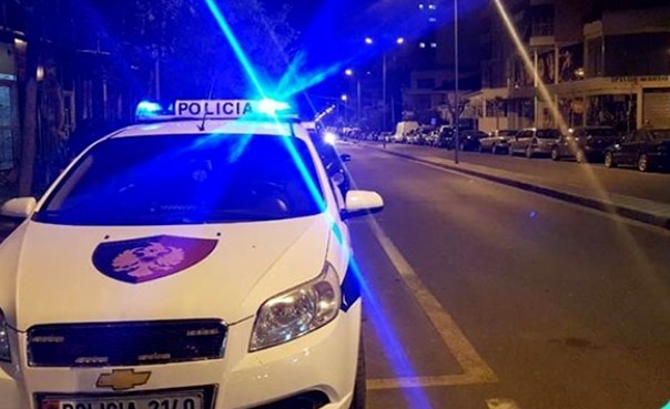 Plumba ndaj makinës në Shkodër–Hani i Hotit, shoferi del nga rruga dhe zhduket pas aksidentit