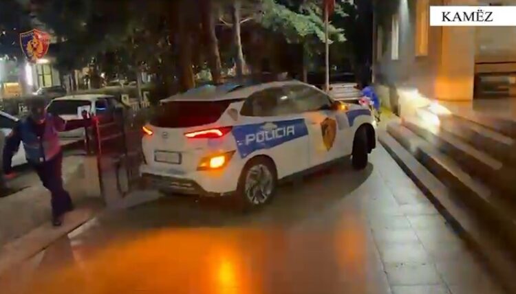 Lëvizte me armë zjarri me vete, arrestohet i riu në Kamëz (Emri)