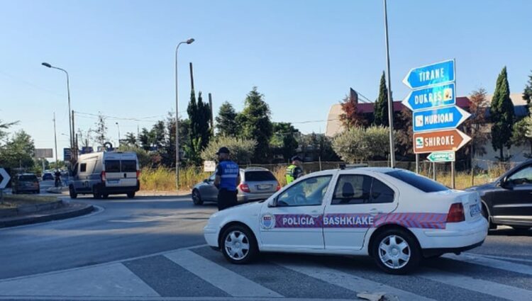 Goditet policja bashkiake dhe kanoset zyrtari i Strehimit në Shkodër