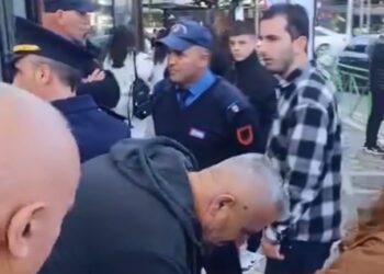 VIDEO – Protestë për çmimin e biletës së urbanit në Kamëz, polici kërcënon qytetarët