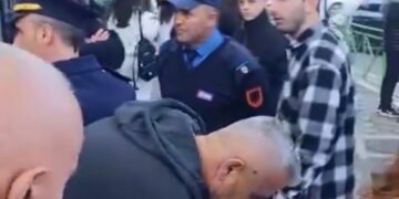 VIDEO – Protestë për çmimin e biletës së urbanit në Kamëz, polici kërcënon qytetarët