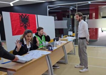 Probleme në nisjen e procesit zgjedhor në Vlorë, vonesa dhe pjesëmarrje e ulët