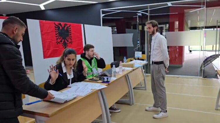 Probleme në nisjen e procesit zgjedhor në Vlorë, vonesa dhe pjesëmarrje e ulët