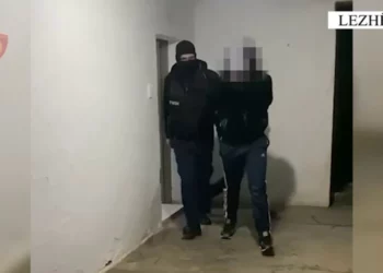 Dhunoi babanë dhe u arratis nga banesa, i riu kapet në Lezhë