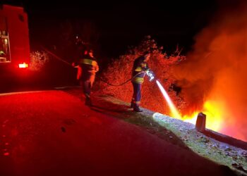 Zjarr i madh nga djegia e gomave në Fushë Milot bllokon qarkullimin e makinave