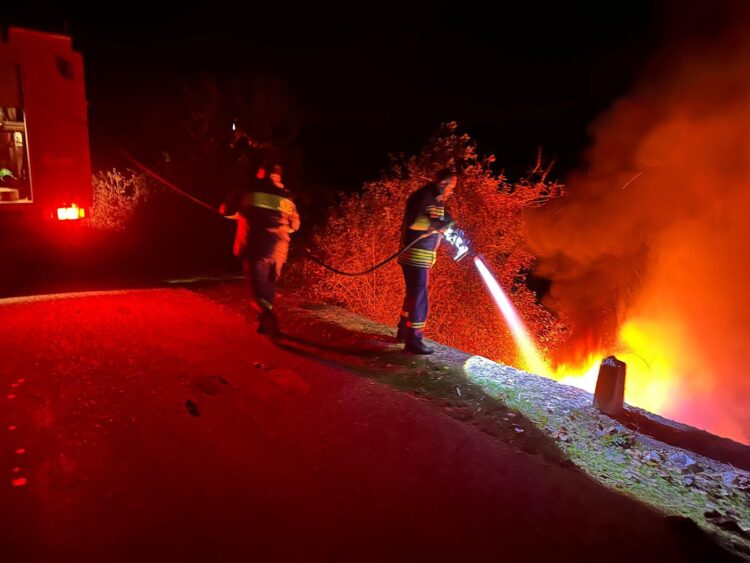 Zjarr i madh nga djegia e gomave në Fushë Milot bllokon qarkullimin e makinave