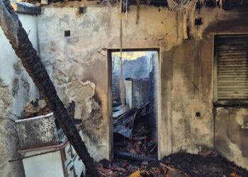 Zjarr në Vlorë, përfshihet nga flakët një banesë