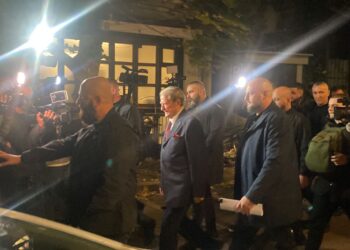 Protesta e opozitës, Berisha del nga banesa dhe i drejtohet Kryeministrisë