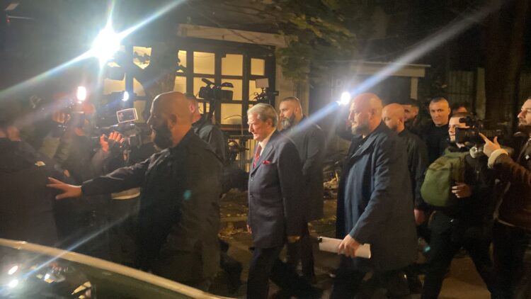 Protesta e opozitës, Berisha del nga banesa dhe i drejtohet Kryeministrisë