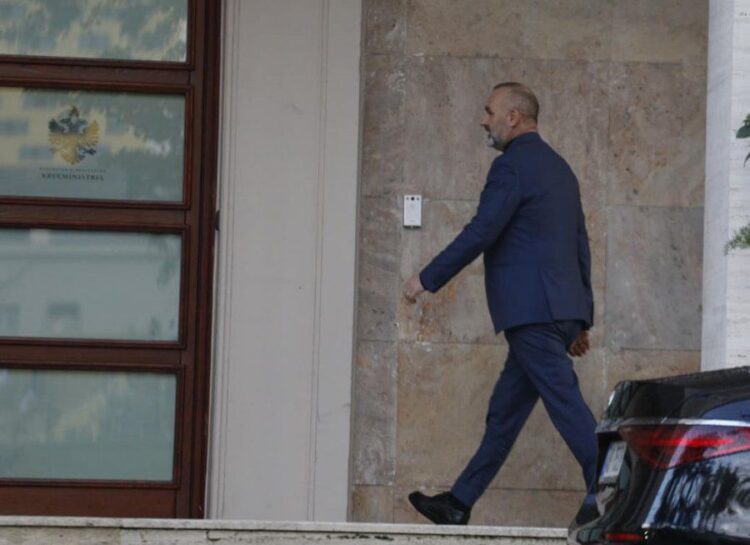 Balluku 3 orë takim me Ramën, në Kryeministri shkon edhe Ulsi Manja (VIDEO)