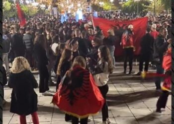 Sheshi i mbushur me flamuj/ Shqiptarët në Greqi nderojnë Ditën e Pavarësisë në ‘Syntagma