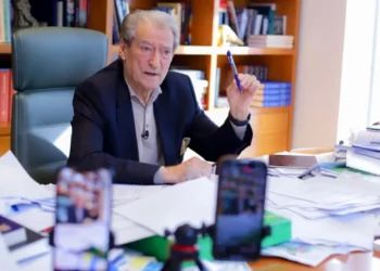 “Venecia s’ka raport për pezullime ministrash”/ Berisha akuzon Ramën: Po ushtron presion mbi Kushtetuesen