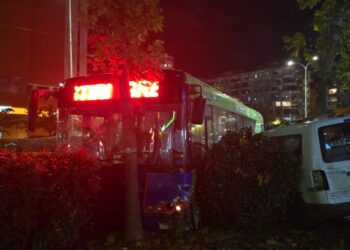 Aksidentohet autobusi në rrugën e Kavajës në kryeqytet(FOTO)