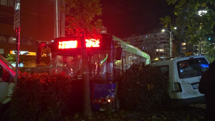 Aksidentohet autobusi në rrugën e Kavajës në kryeqytet(FOTO)