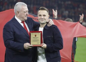 “Pitbulli” shqiptar zbriti në “Air Albania”, ceremoni speciale për Amir Abrashin