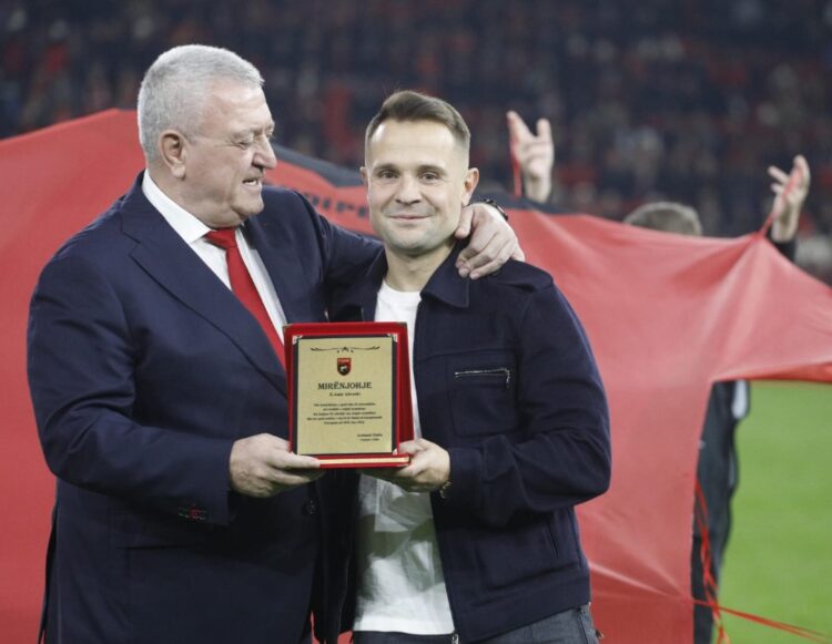 “Pitbulli” shqiptar zbriti në “Air Albania”, ceremoni speciale për Amir Abrashin