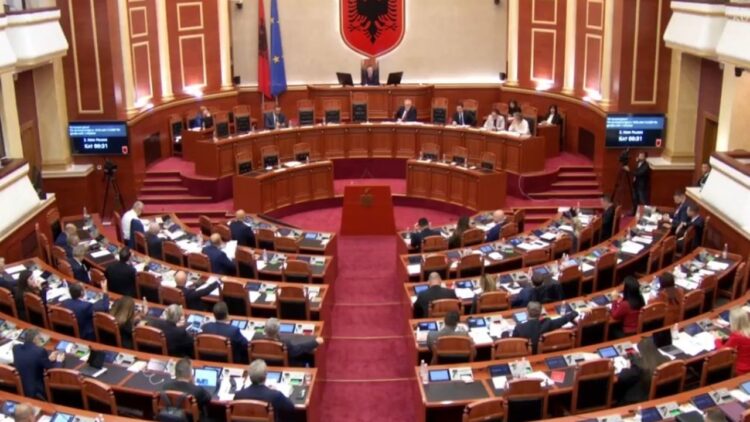 Seanca në Kuvend pezullohet për 30 minuta, PS mbledh Grupin Parlamentar