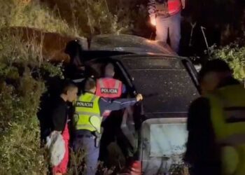 Makina bie në kanal, pesë persona të plagosur në autostradën Vlorë-Levan