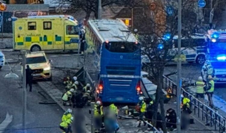 VIDEO/ Autobusi përplaset me stacionin në Stokholm, disa viktima dhe të plagosur