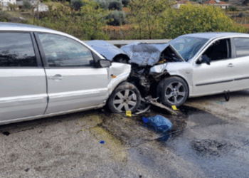 Aksident në fshatin Paulesh, Peqin – Dy automjete të përfshira, pa të lënduar