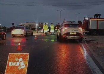 Aksident i rëndë në Lushnjë-Rrogozhinë, një prej makinave shpërthen në flakë