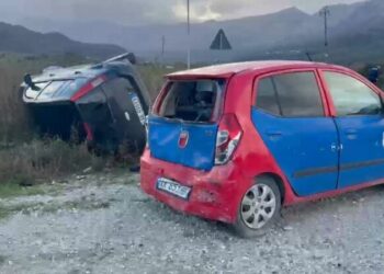 Aksident në Vlorë/ Makina humb kontrollin dhe përplaset me mjetin e policisë bashkiake, plagosen dy persona