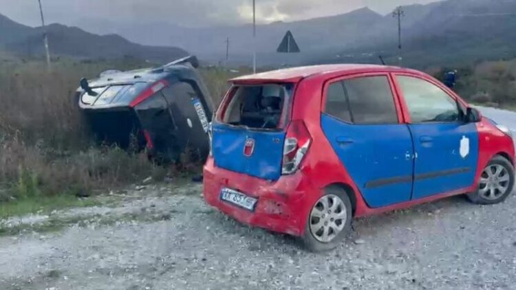 Aksident në Vlorë/ Makina humb kontrollin dhe përplaset me mjetin e policisë bashkiake, plagosen dy persona