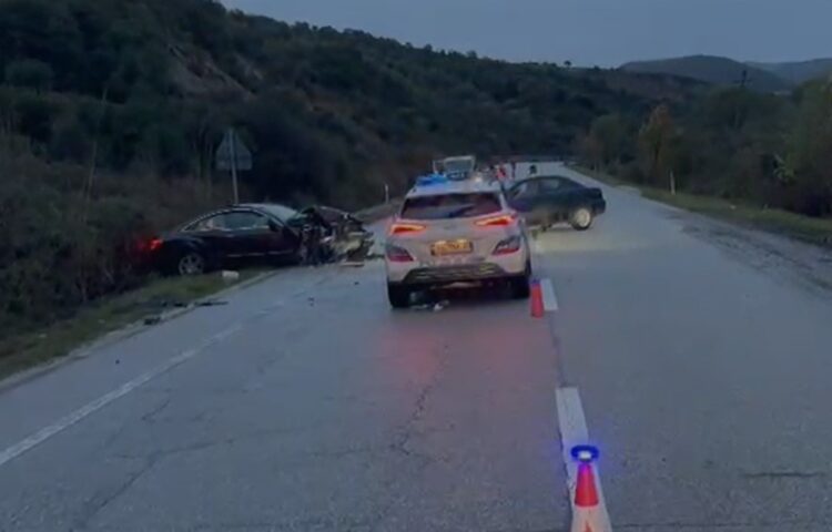 Aksident në aksin Levan–Tepelenë, tre makina kokë më kokë, dërgohen në spital dy të plagosur (VIDEO)