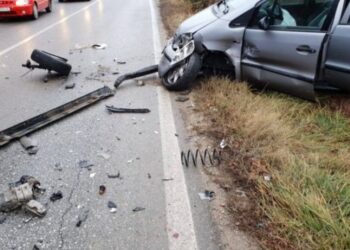 Makina del nga rruga dhe përplas lokalin në Elbasan, dy të plagosura