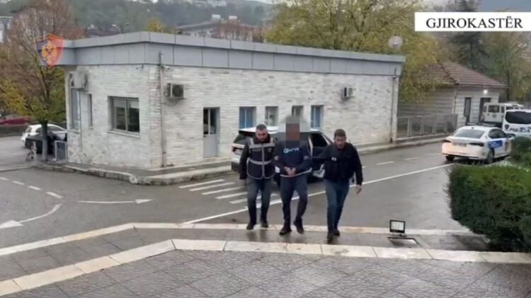 Depo armësh dhe bazë droge, arrestohen tre persona nga një familje në Gjirokastër